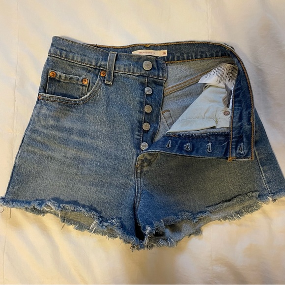 Levi’s Ribcage Shorts - Picture 2 of 10